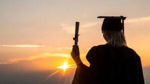 Elképesztő teljesítmény – 6 hónap alatt diplomázott le ez a 19 éves lány