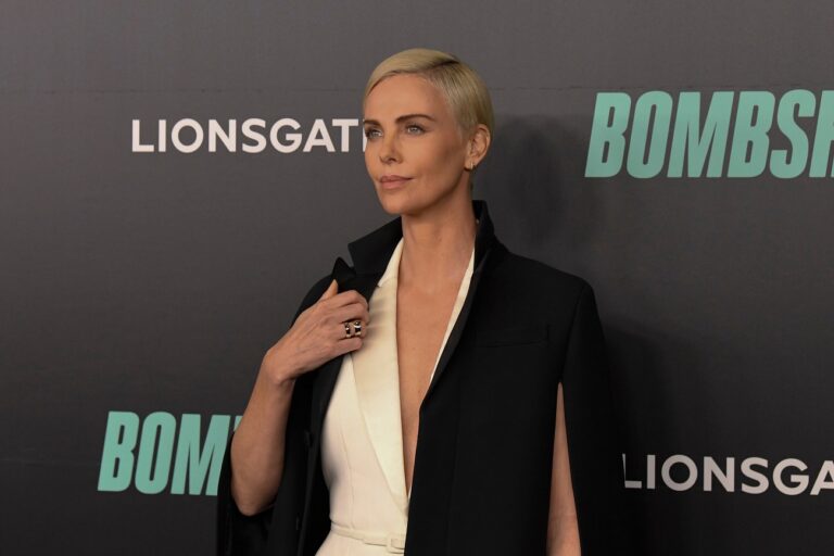 Megérkezett a Netflix őrületes thrillerének első előzetese – Charlize Theron az életéért menekül