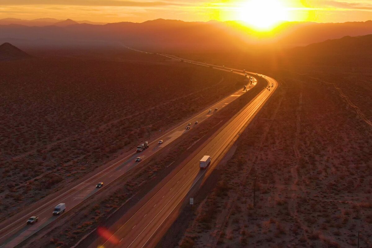 3 éves gyereket találtak hajnalban a szakadó esőben az út közepén- egy kamionos mentette meg