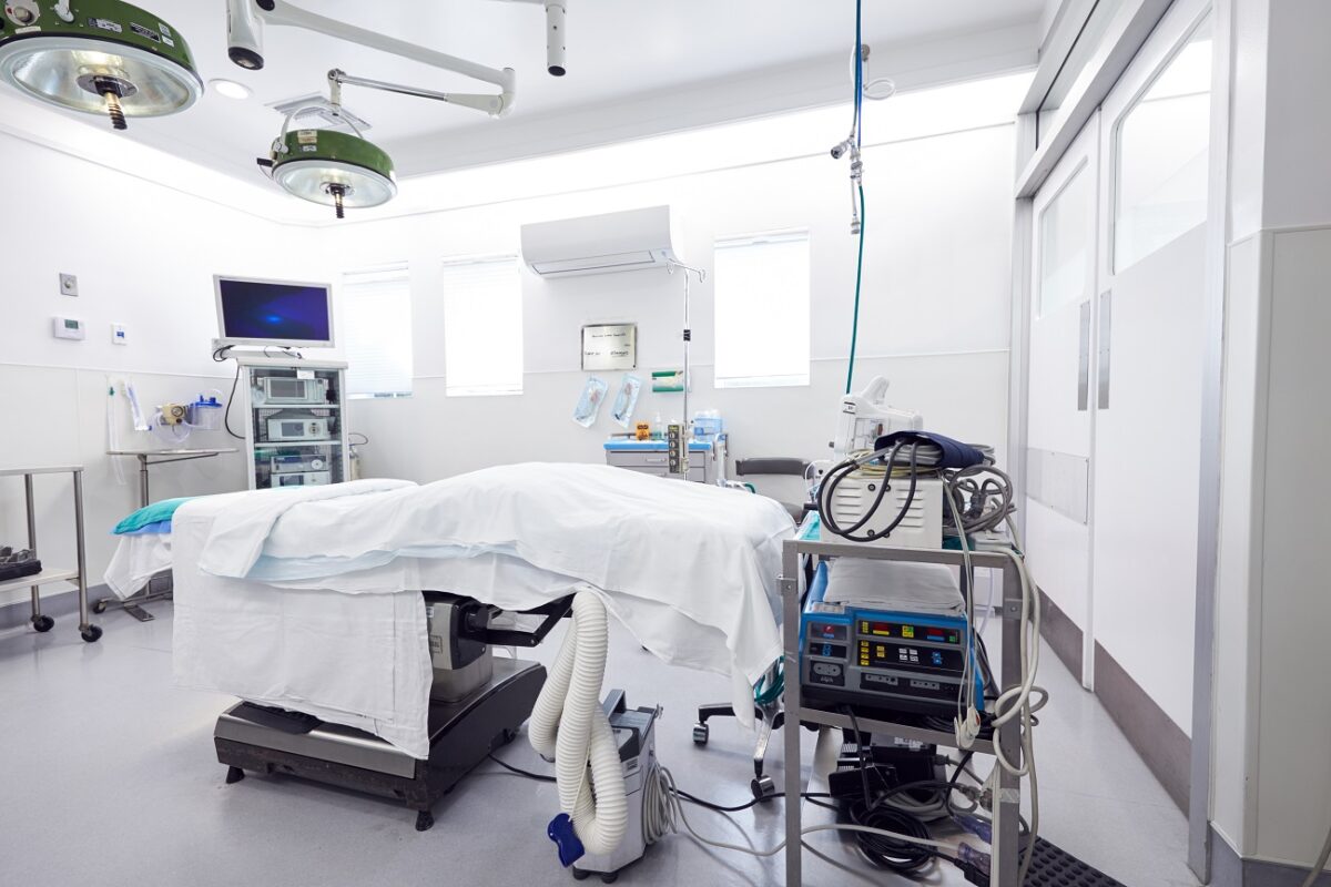 Három szívleállás után halt meg egy kétgyermekes anya a plasztikai műtétet követően