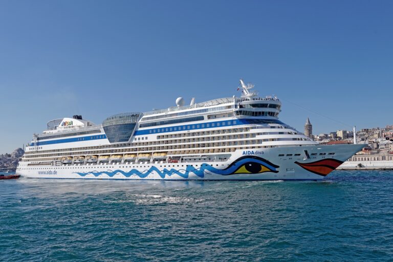 Elszabadult a vírus egy luxushajón – több mint száz utas és dolgozó lett beteg