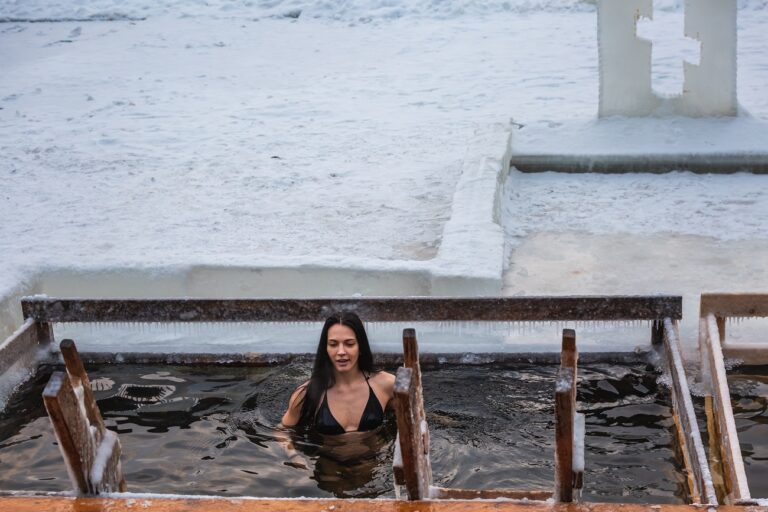 Fagyos vízben ünnepelték a karácsonyt az emberek