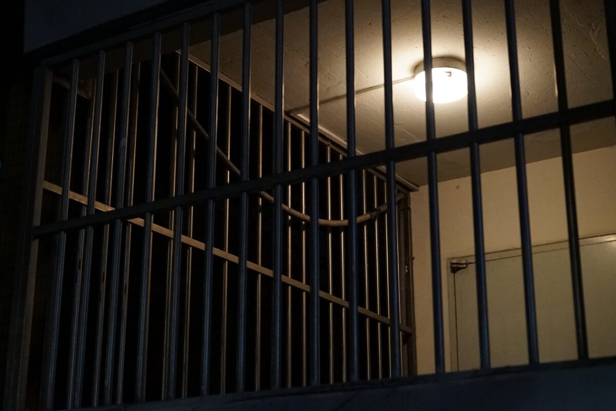 Fojtogatni kezdett egy rabot a börtönben egy volt seriffhelyettes