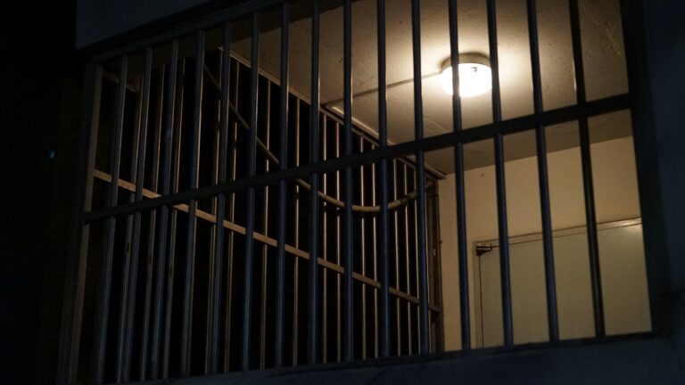 Fojtogatni kezdett egy rabot a börtönben egy volt seriffhelyettes