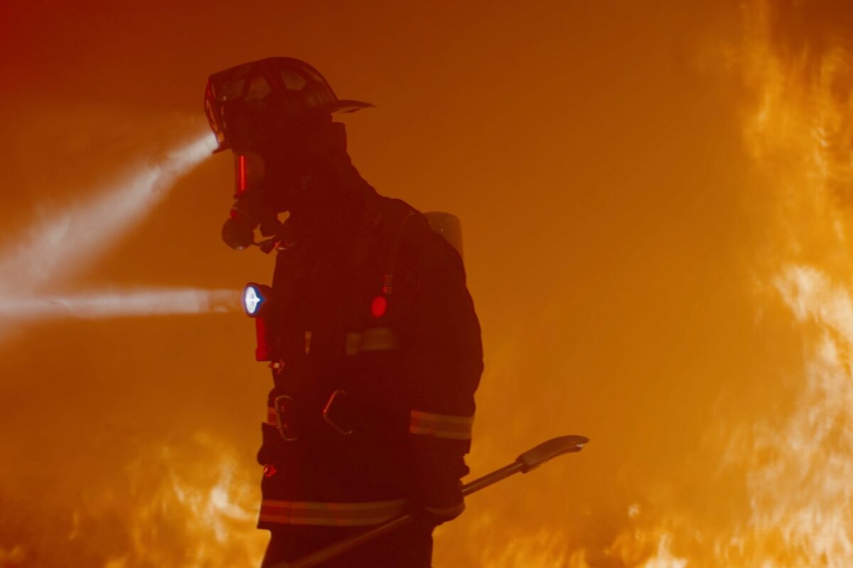 Hős apa mentette ki családját a lángoló házból hajnalban