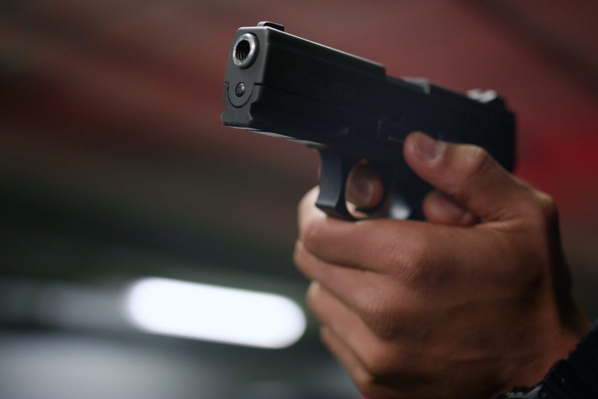 Közvetlen közelről lőtt agyon egy bírót egy rendőr az irodájában – beismerő vallomást tett