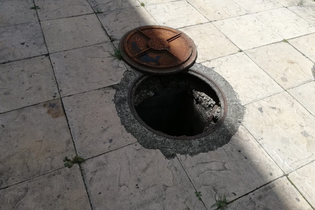 Nyitva hagyott csatornafedélbe zuhant és meghalt egy nyugalmazott rendőrfőfelügyelő