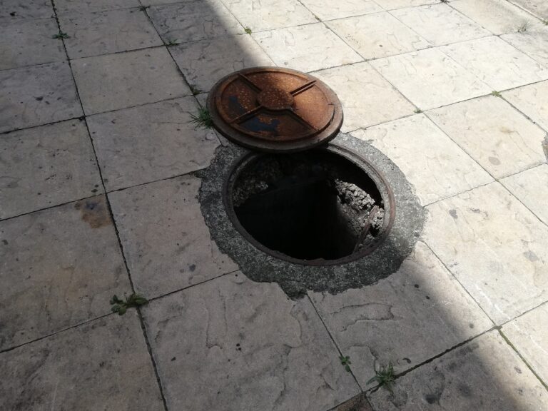 Nyitva hagyott csatornafedélbe zuhant és meghalt egy nyugalmazott rendőrfőfelügyelő