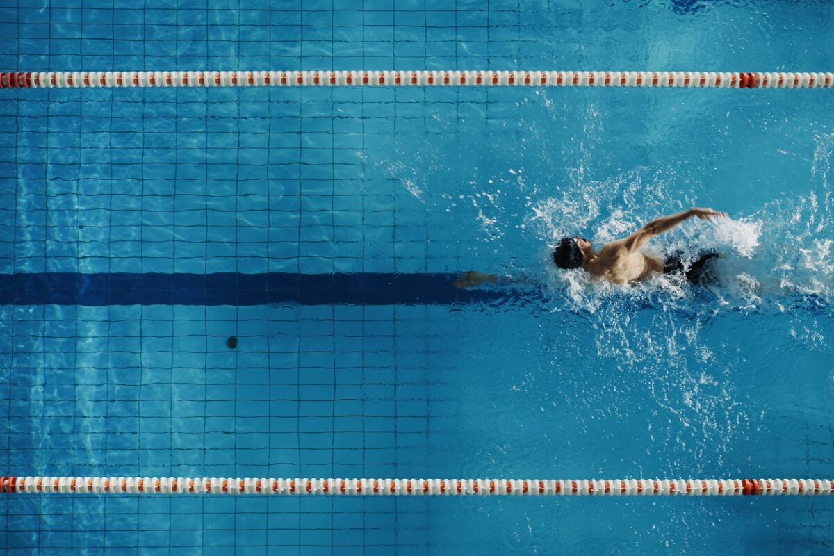 Horrorisztikus baleset az önkormányzati uszodában – medencében landolt egy autó egy 5 éves kislánnyal