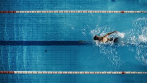 Horrorisztikus baleset az önkormányzati uszodában – medencében landolt egy autó egy 5 éves kislánnyal