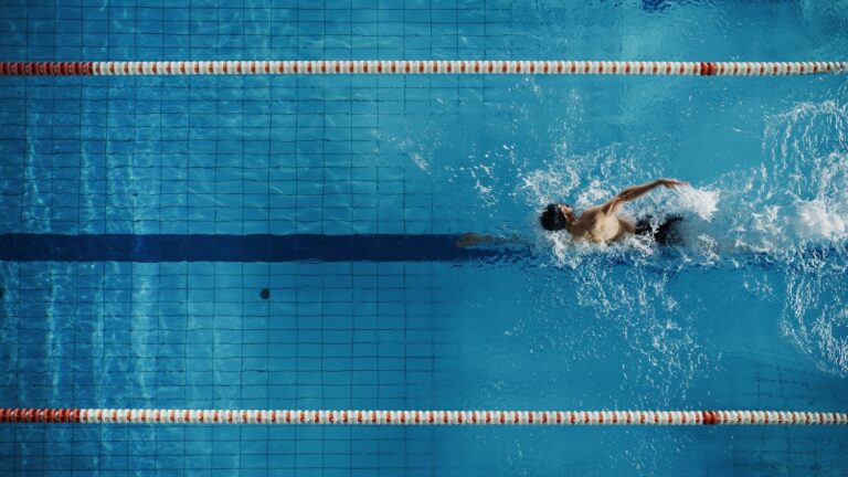 Horrorisztikus baleset az önkormányzati uszodában – medencében landolt egy autó egy 5 éves kislánnyal