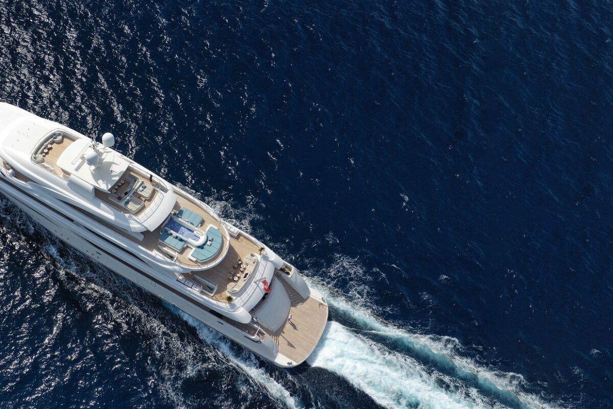 Egy 51 éves milliárdos házaspár vagyonuk közel felét eladományozták