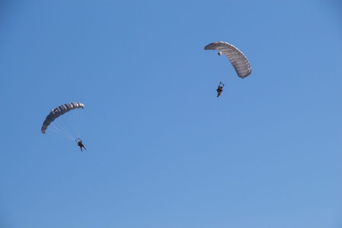 Megrázó tragédia történt – két tapasztalt ejtőernyős vesztette életét az ugrást követően