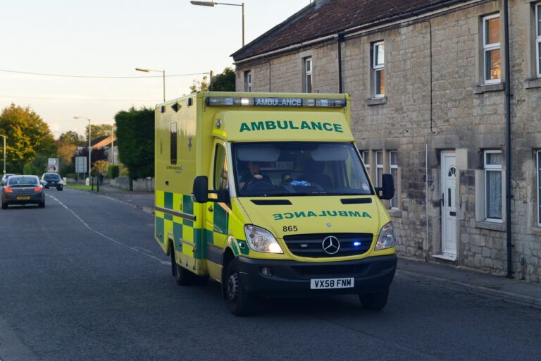 Hídnak csapódott egy iskolásokkal teli busz, sok a sérült