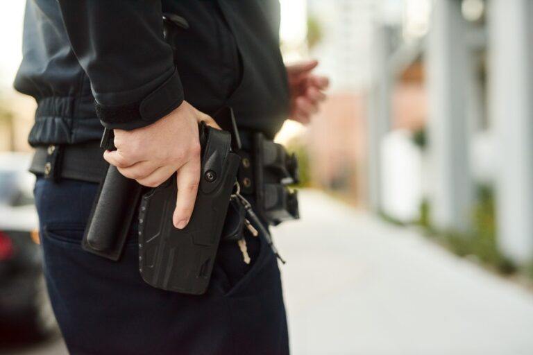 Véletlenül lábon lőtte magát egy rendőr kedden késő este