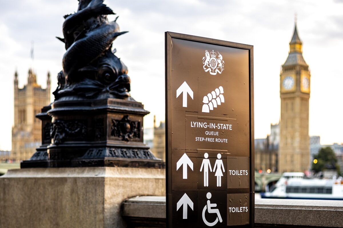 Példátlan támadás érte a Brit Birodalmi Koronát Londonban – azonnal megindultak az egységek