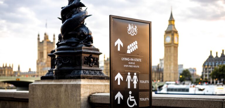 Példátlan támadás érte a Brit Birodalmi Koronát Londonban – azonnal megindultak az egységek