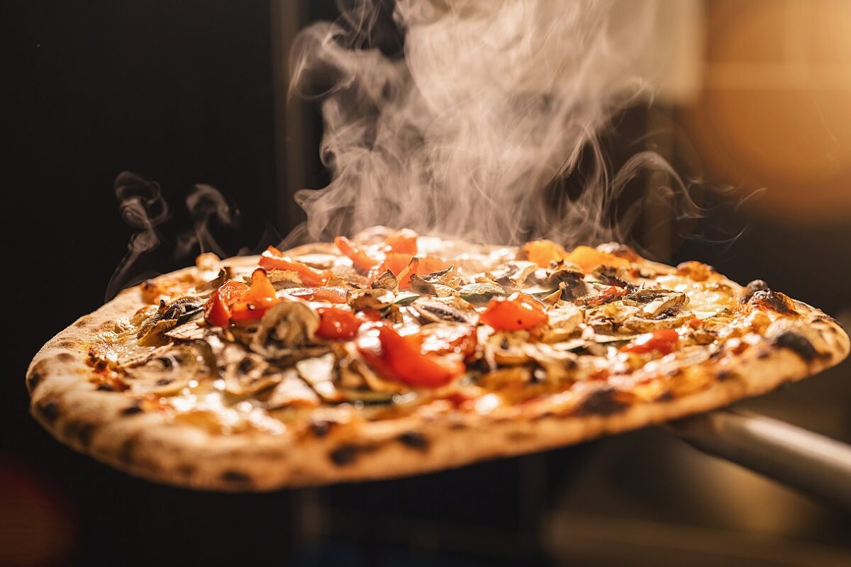 Milliók rajonganak a különleges szépségű pizzakészítő lányért