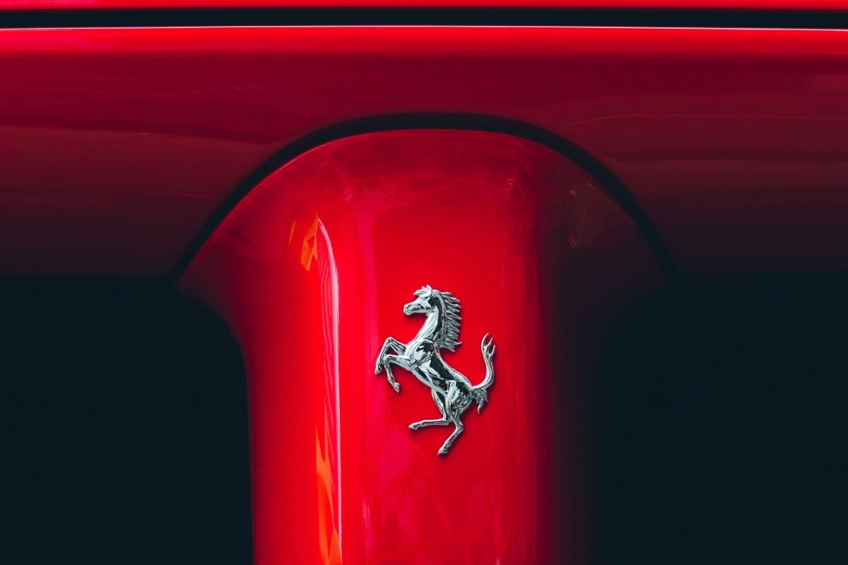 Videón, ahogyan rommá törnek egy lopott Ferrarit a nyílt utcán