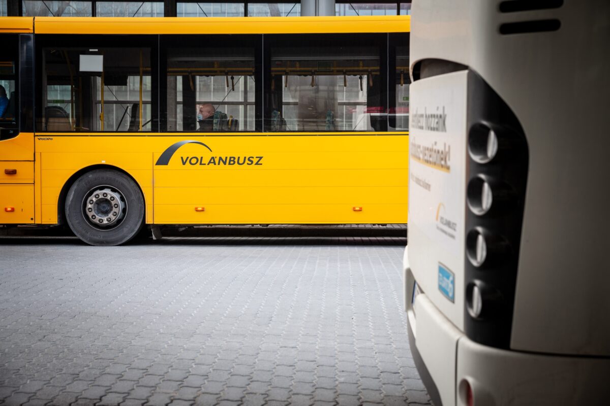 Döbbenetes videófelvétel került nyilvánosságra egy Volánbusszal szembeni manőverről