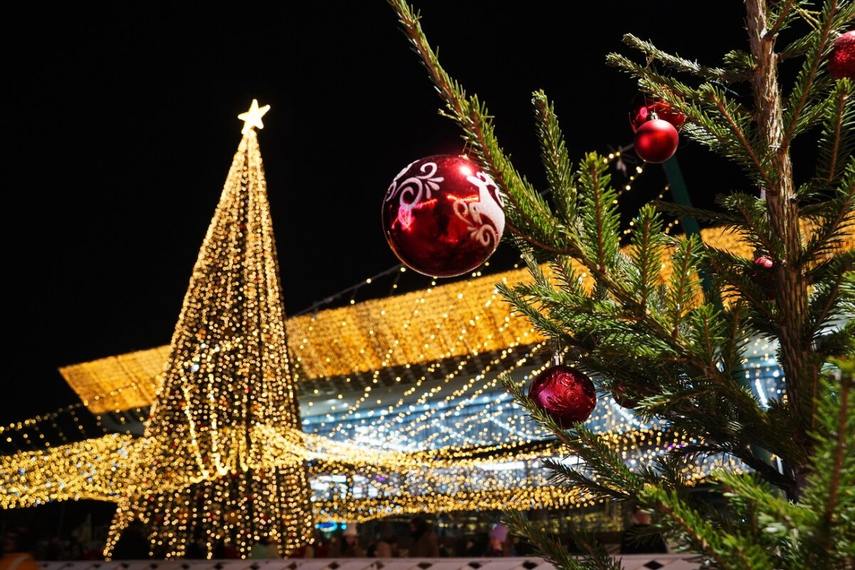 Karácsonyi katasztrófa – Ladával döntötték ki a 12 méteres karácsonyfát a főtéren