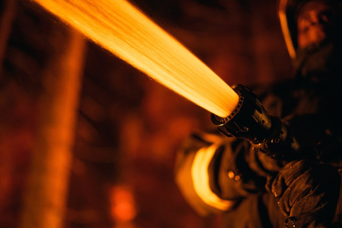 Apa és 10 éves lánya haltak meg a lakókocsitűzben