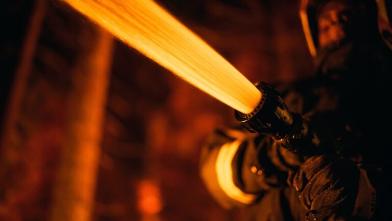 Apa és 10 éves lánya haltak meg a lakókocsitűzben