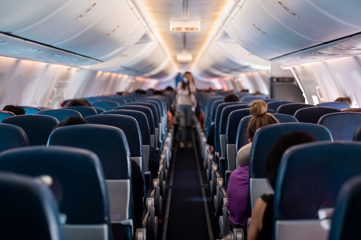 Majdnem kizártak egy fiatal nőt a repülőről a veszélyes plasztikai beavatkozása miatt