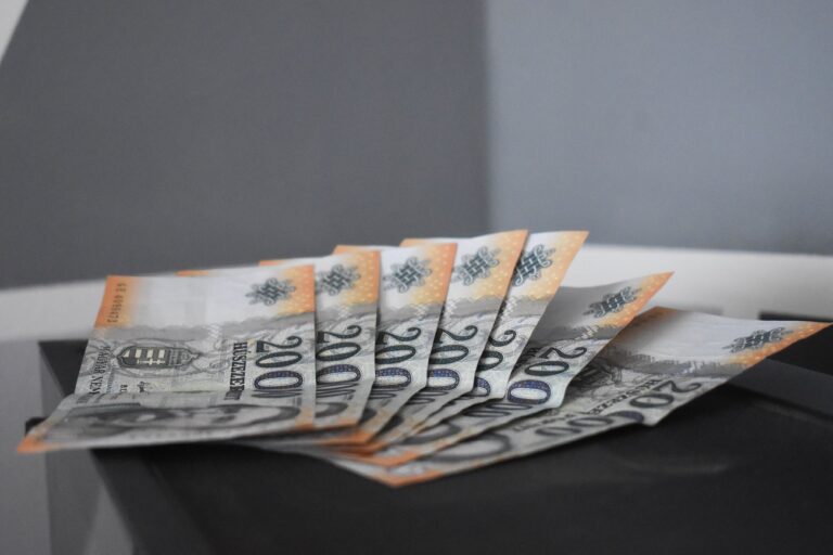 Csütörtök reggelre erősödött a forint – ennyi most 1 euró