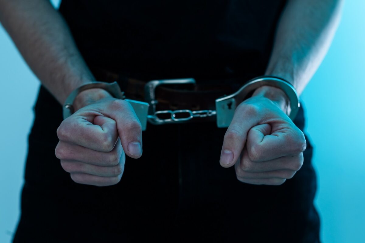 Elítéltek egy volt börtönőrt, aki halálosan bántalmazott egy rabot odabent