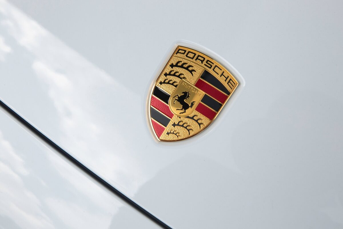 Lopott Porschét üldöztek a rendőrök – végül felborult a tolvaj a luxusautóval