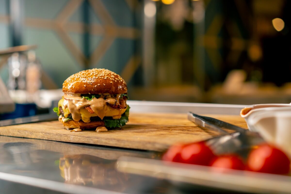 Órákkal a hamburger elfogyasztása után meghalt – sokkoló okot találtak az orvosok