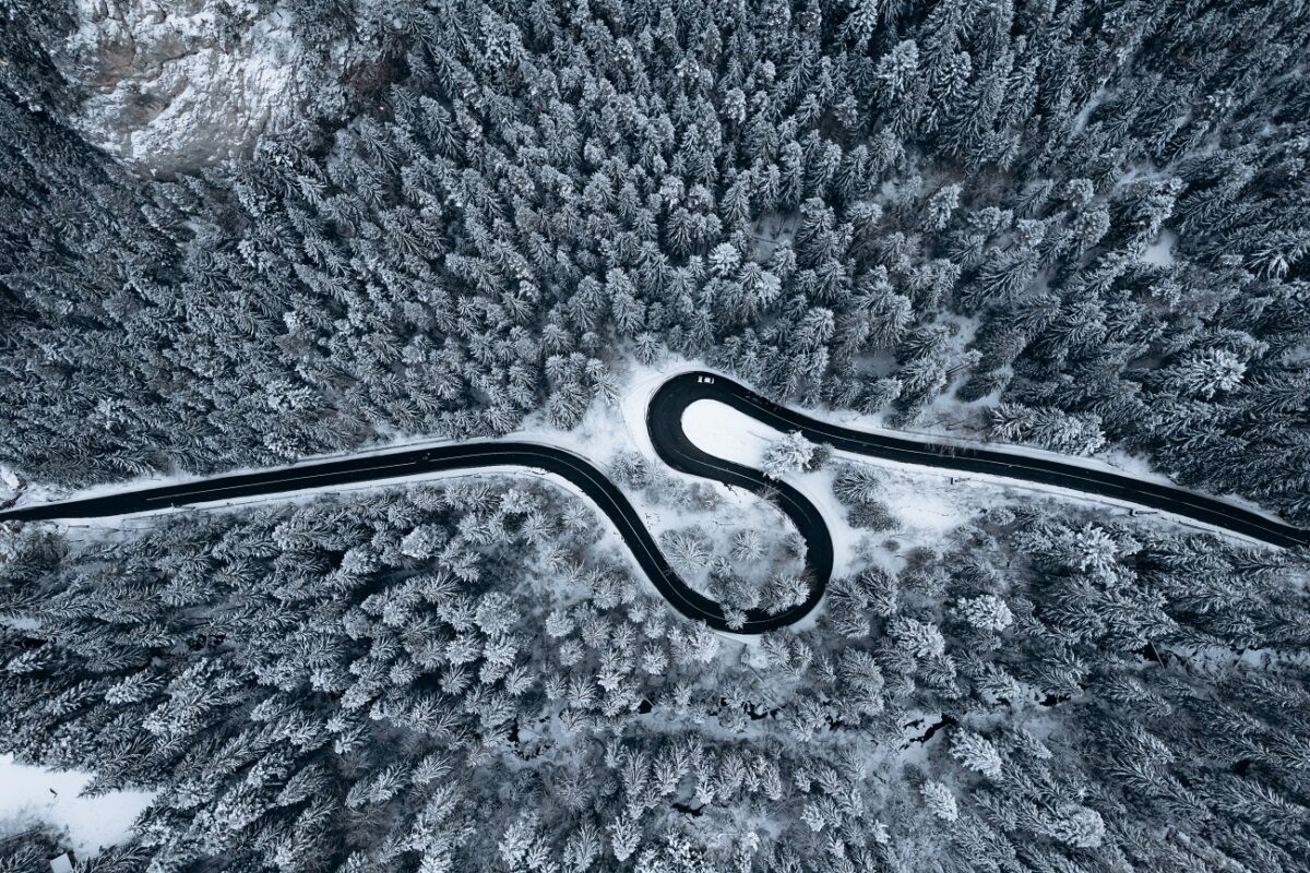 Hősies életmentés az úton –  egy szakadék szélére csúszott autóból mentették ki az utasokat a járókelők