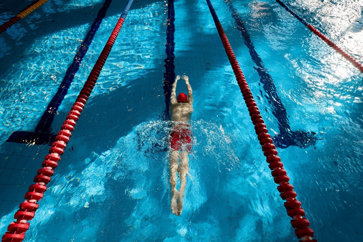 Videón az uszoda medencéjében elmerült Jaguar, amiből egy 5 éves kislányt mentettek ki