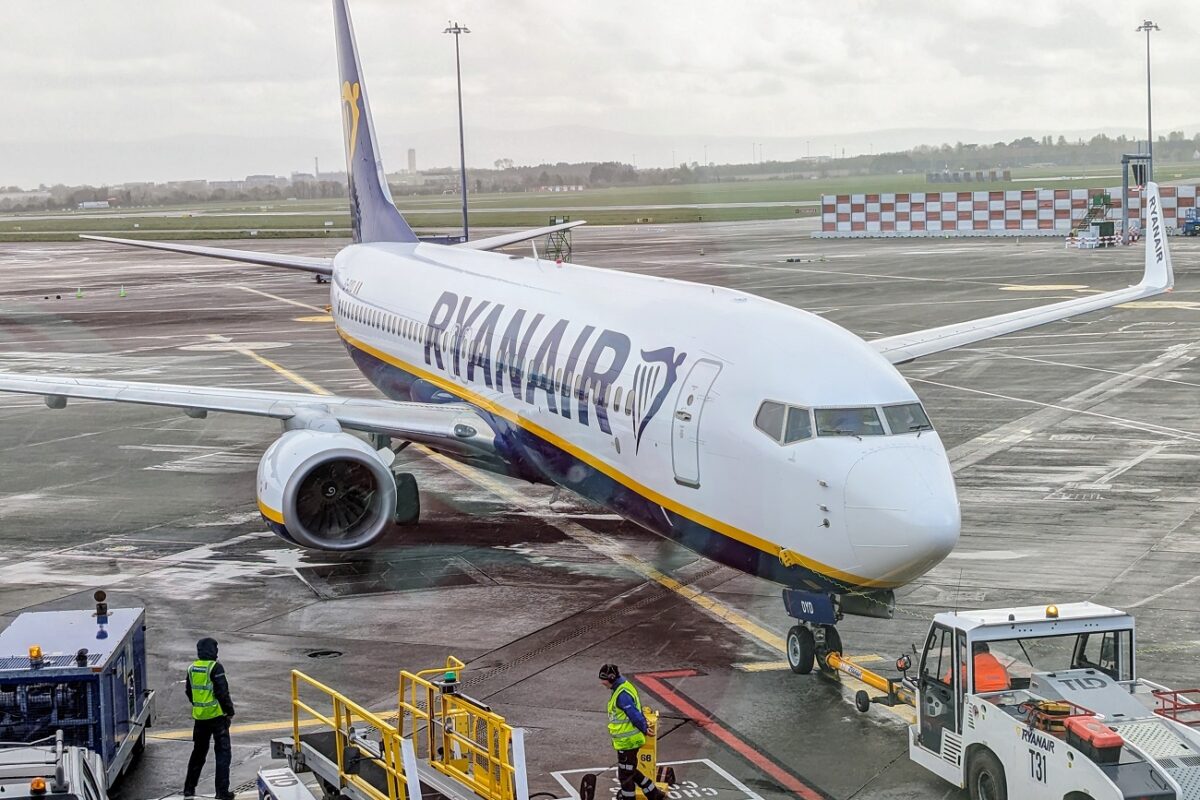 Megdöbbentő incidens történt a repülőtéren – üzemanyag-szállítónak ütközött egy Ryanair-gép