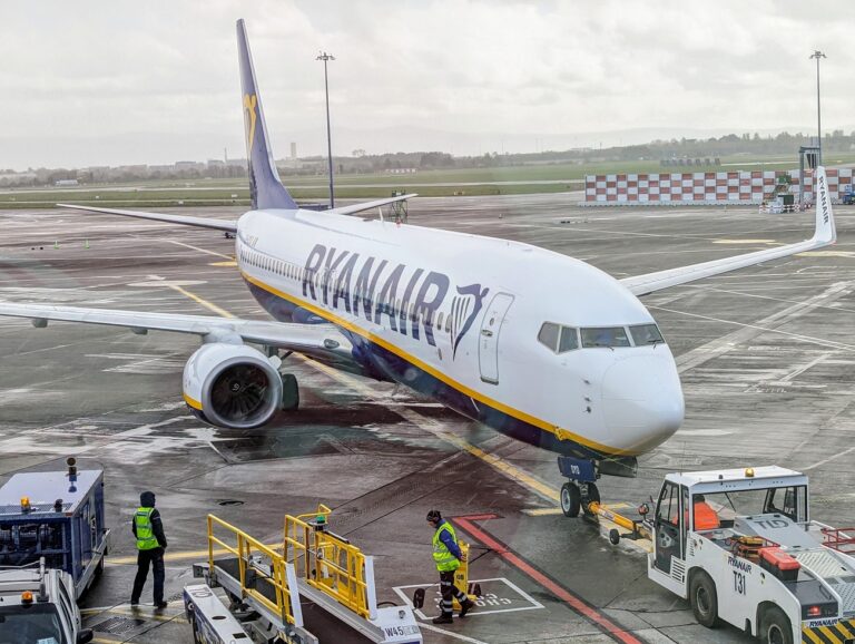 Megdöbbentő incidens történt a repülőtéren – üzemanyag-szállítónak ütközött egy Ryanair-gép
