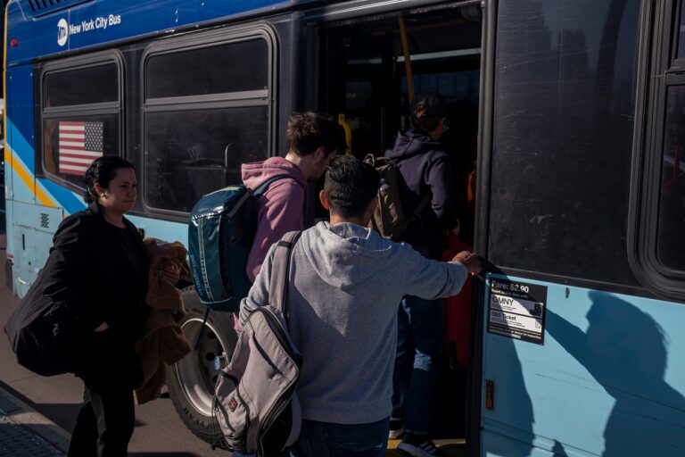 Parkoló autókat tört rommá egy utasokkal teli busz –  többen kórházba kerültek