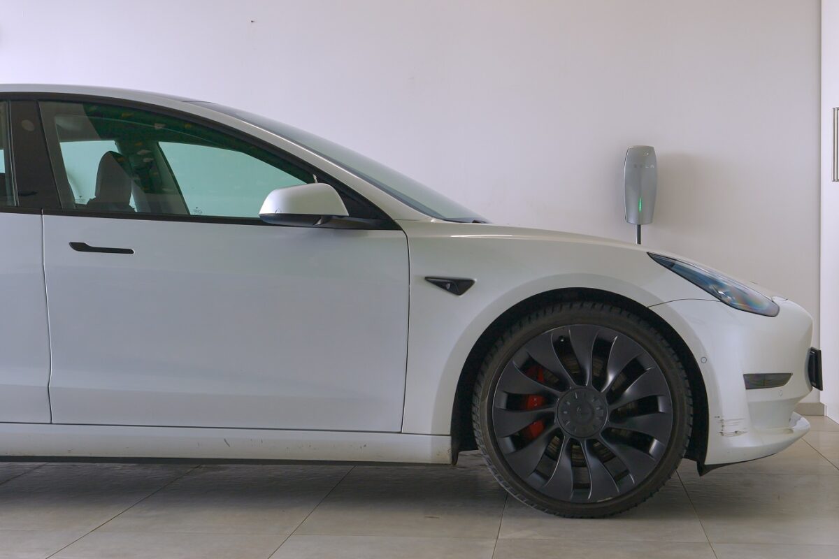 Egy nagy családi ház semmisült meg egy töltés alatt kigyulladt Tesla miatt