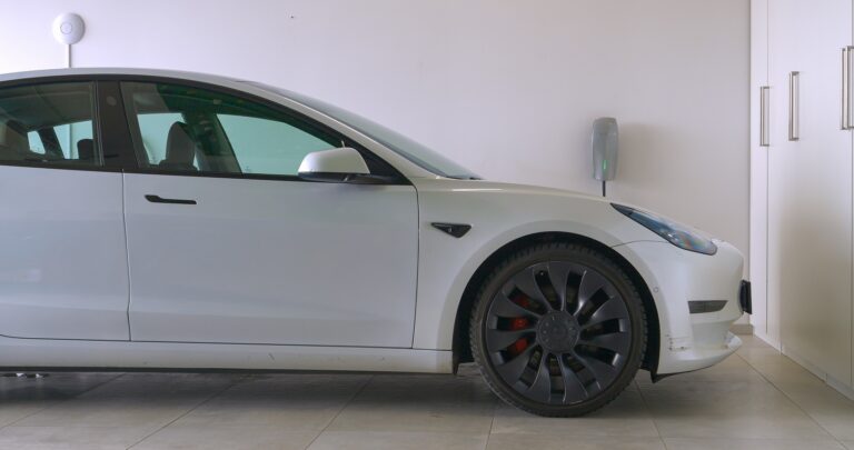 Egy nagy családi ház semmisült meg egy töltés alatt kigyulladt Tesla miatt