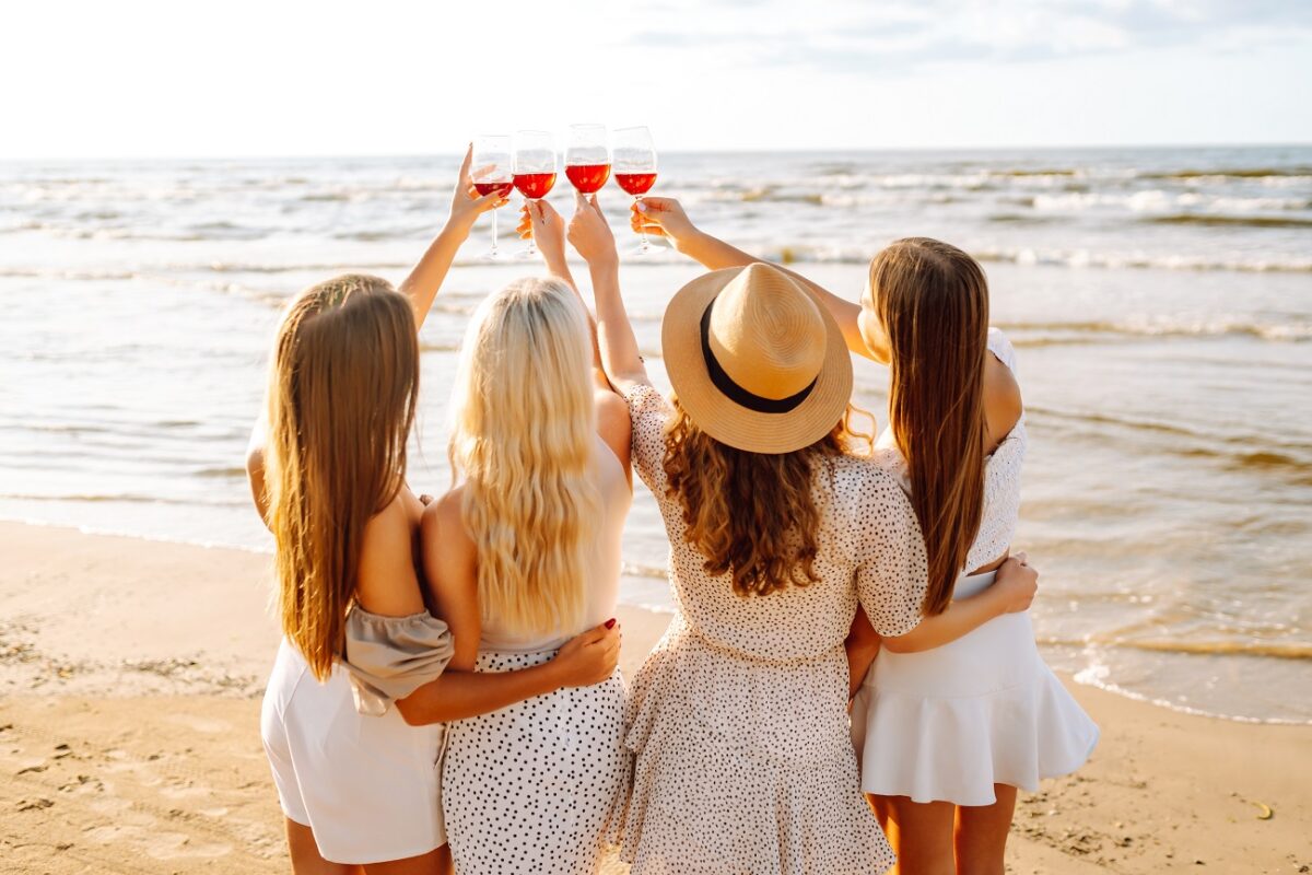 A menyasszony vőlegénye összes korábbi exétől kapott videót a saját lánybúcsúján