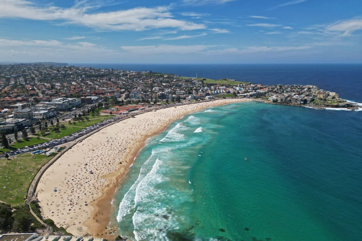 Tömegével jelentek meg a rendőrök, súlyos a helyzet – lövöldözés tört ki a világ egyik legismertebb strandján