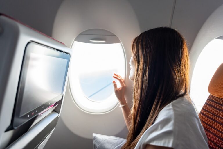 Felháborító módon bántak egy anyával és 9 hónapos kislányával a repülőn