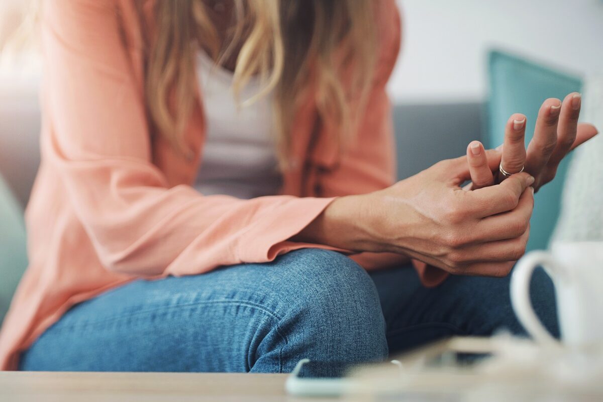 Egy nő nem hajlandó visszaadni a férjétől a válás közepette kapott gyűrűjét