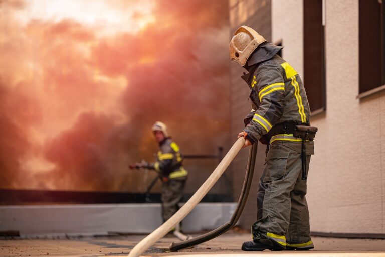 16 rendbeli gyújtogatással vádolnak egy 30 éves férfit