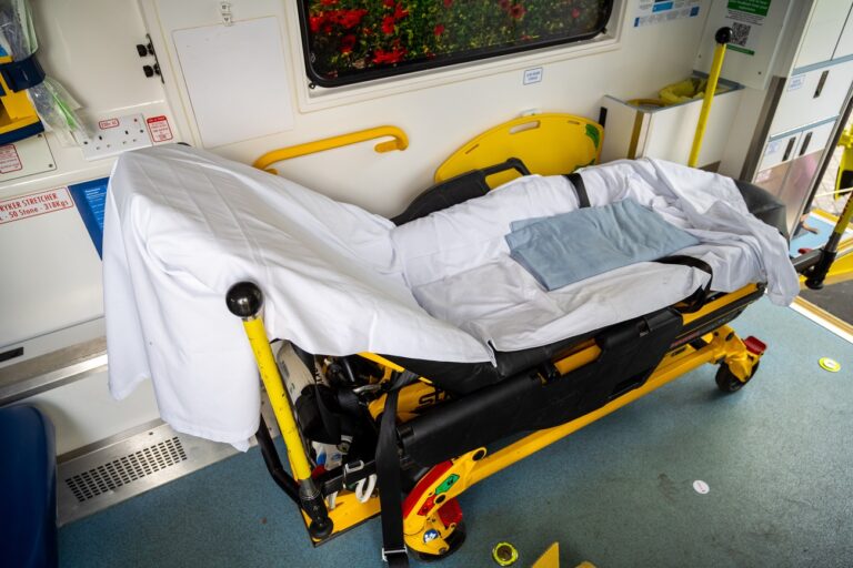 Tragédia az autópályán – mentőautóból kiszállva gázoltak el egy 18 éves fiatalt, nem élte túl