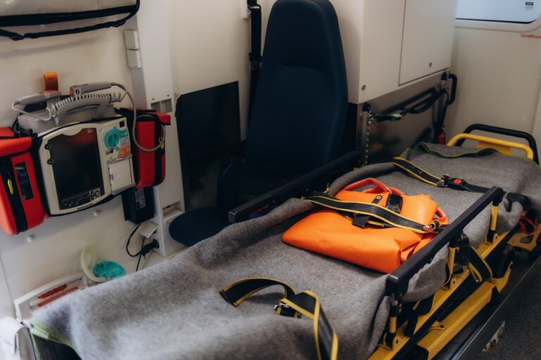 Halálos autóbalesetet szenvedett az ismert 22 éves modell – épp rászoruló gyerekeknek vásárolt ajándékokat