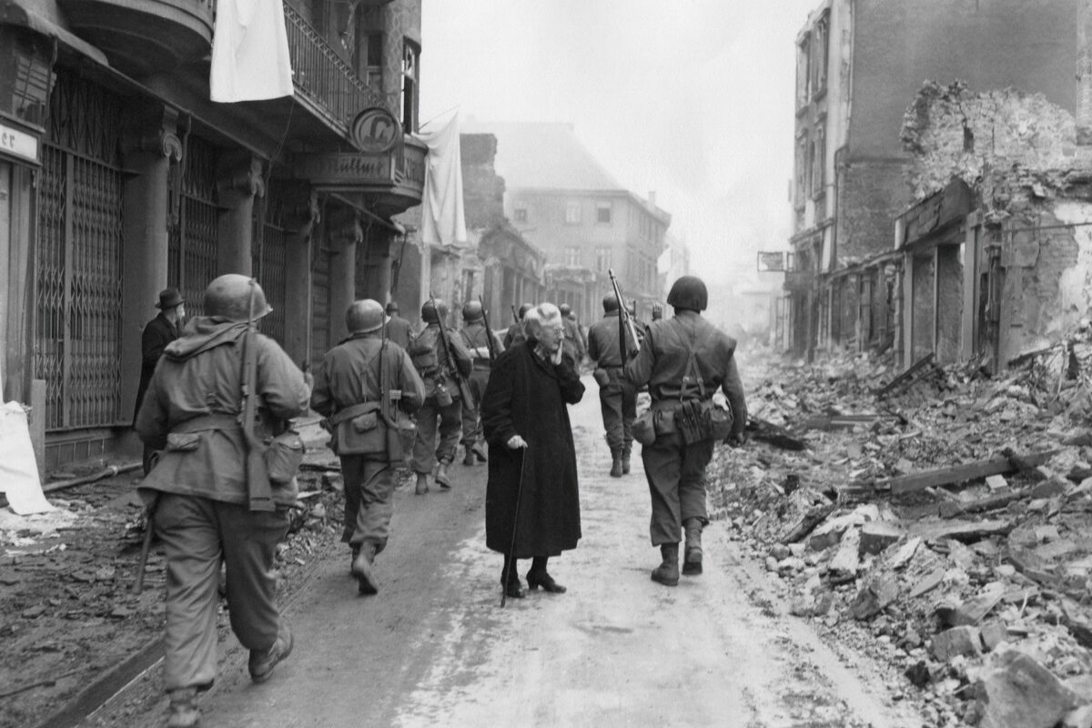 Hatalmas tömegek nézik az egyik legkeményebb második világháborús filmet