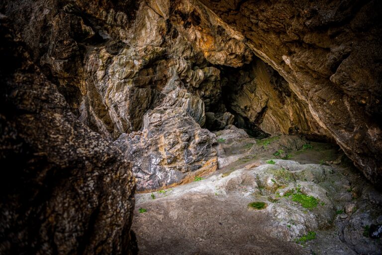 Négy napig fejjel lefelé rekedt egy barlangban egy 77 éves szerzetes