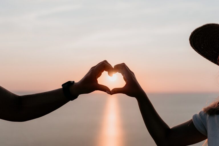 11 évvel később férjhez ment ahhoz a férfihoz, aki egy régi utazási videójában feltűnt a háttérben