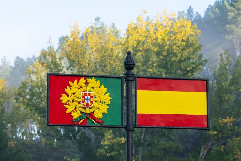 A világ legrövidebb nemzetközi hídja – egy lépés Spanyolországból Portugáliába